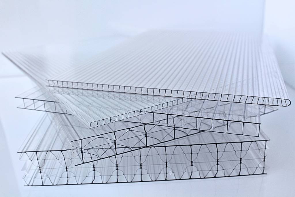 Stabel med polykarbonatplater i forskjellige tykkelser, høykvalitet fra Norhage.